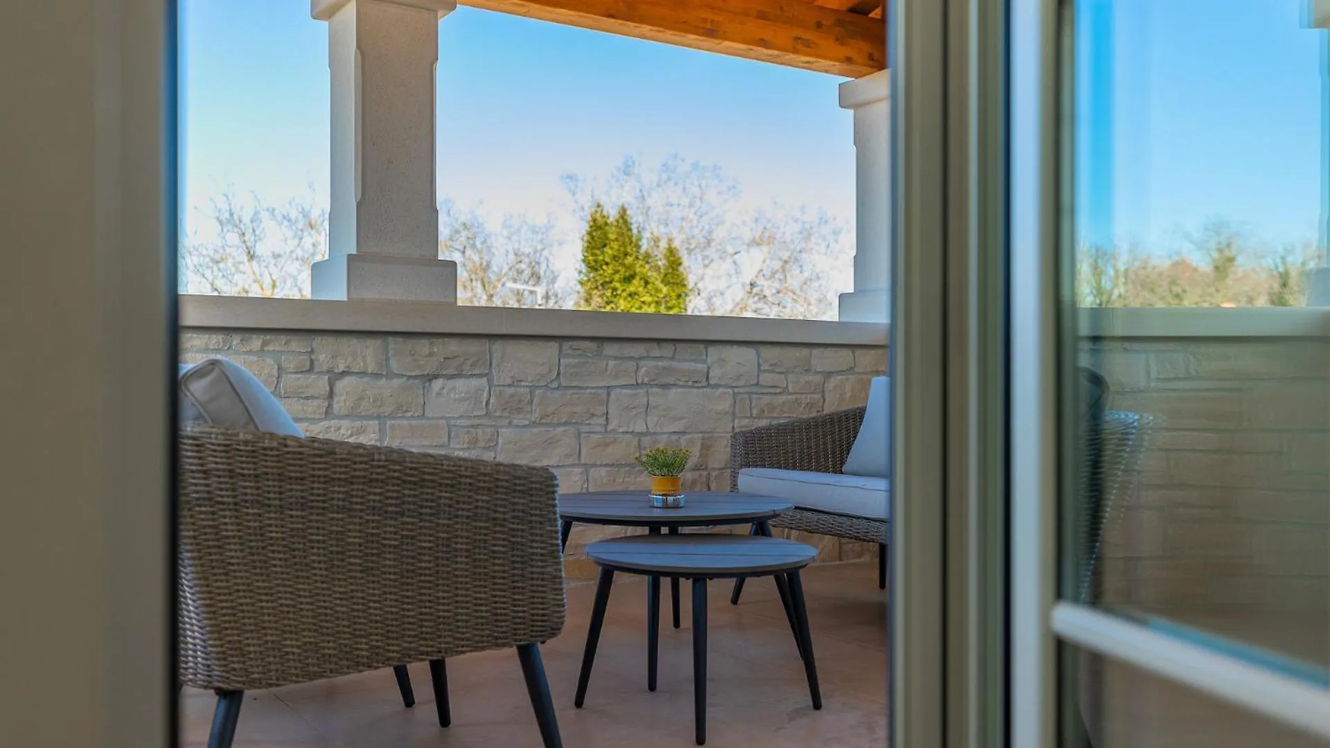 Beautiful Villa Jurasi With Outdoor Pool In Tinjan Muntrilj 0*,