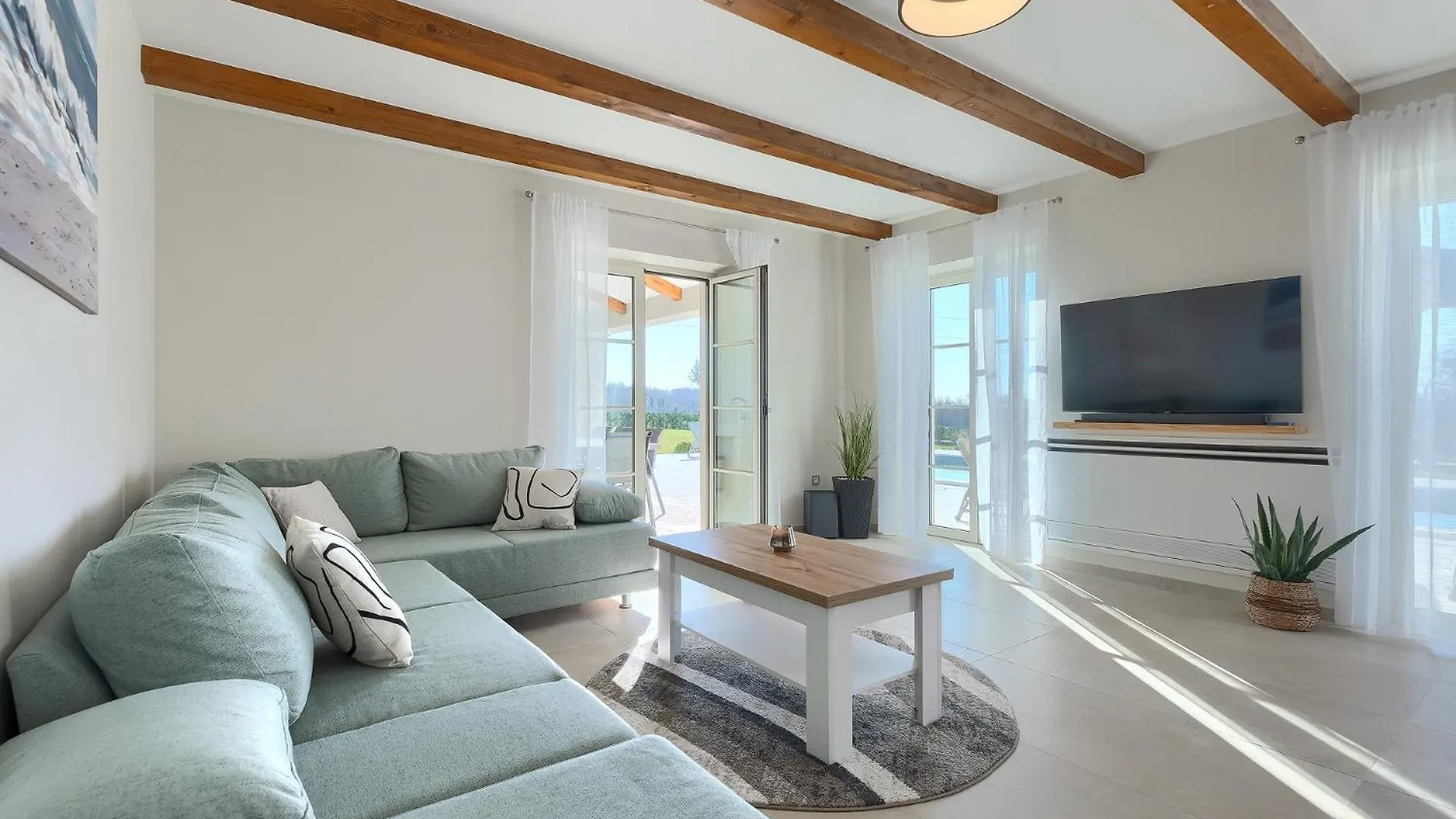 Beautiful Villa Jurasi With Outdoor Pool In Tinjan Muntrilj