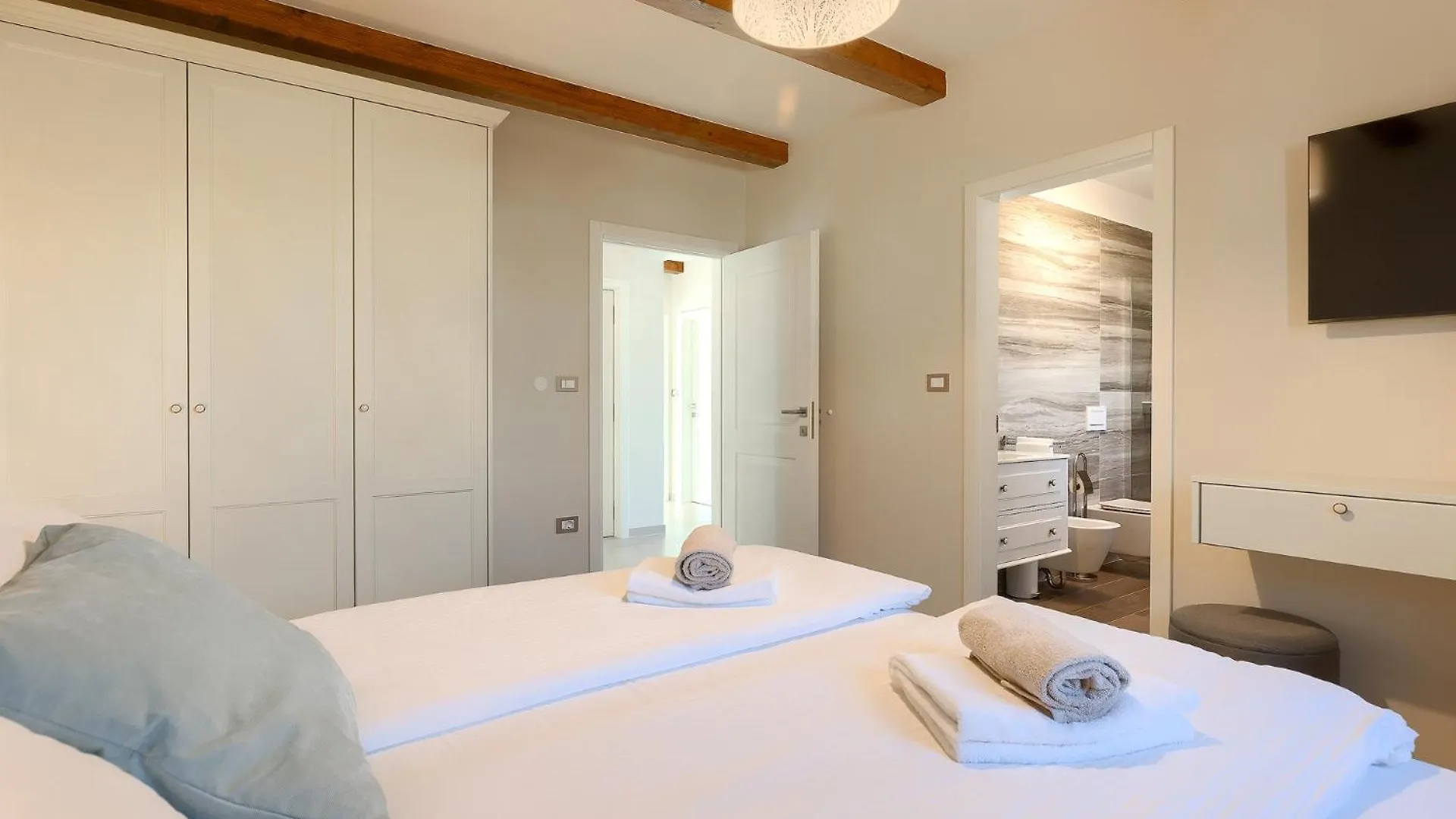 Beautiful Villa Jurasi With Outdoor Pool In Tinjan Muntrilj