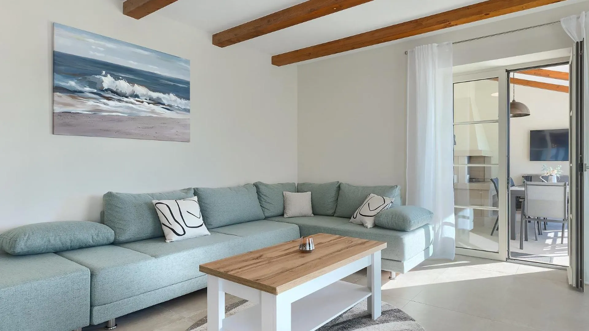 Beautiful Villa Jurasi With Outdoor Pool In Tinjan Muntrilj