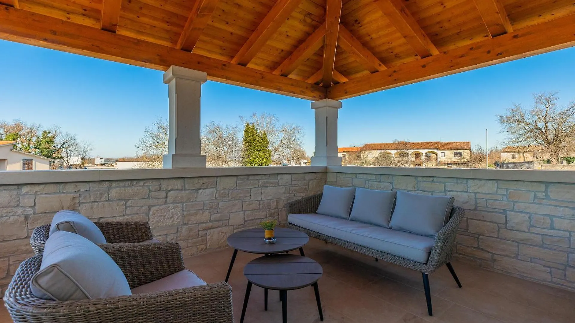Beautiful Villa Jurasi With Outdoor Pool In Tinjan Muntrilj